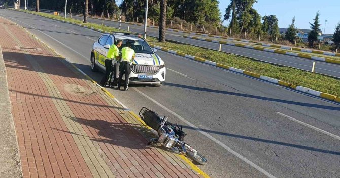 ’Dur’ ihtarına uymayan sürücü kaza yapınca motosikleti bırakıp kaçtı
