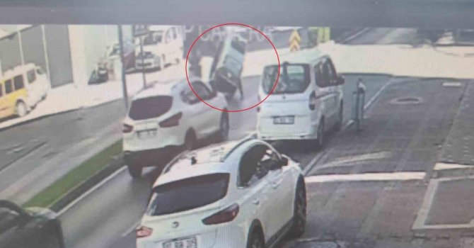 Virajı alamayan elektrikli bisiklet devrildi: 2 yaralı