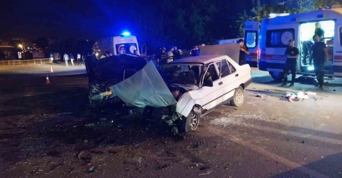 Hatay’da otomobiller çarpıştı: 1’i bebek 6 yaralı