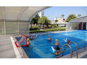 Mersin’de özel bireyler hem yüzme öğreniyor hem sosyalleşiyor