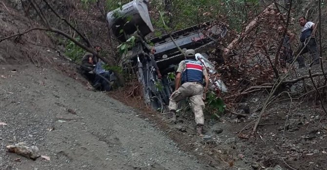 Yaylada uçuruma yuvarlanan kepçenin operatörü hayatını kaybetti