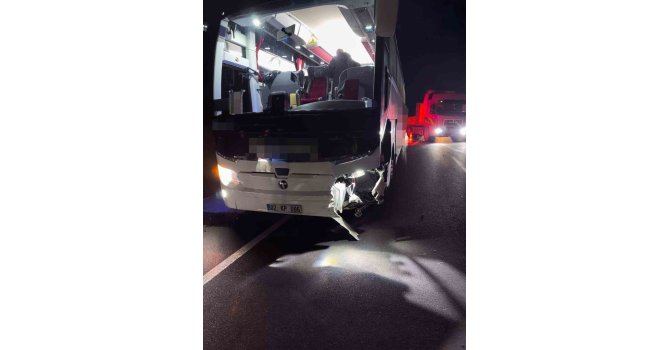 Kontrolden çıkan otomobil karşı şeride geçerek yolcu otobüsüne çarptı: 1 ölü