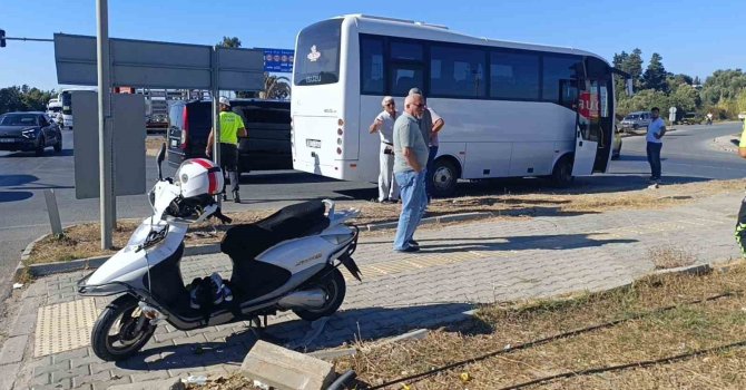 Otel servis midibüsüyle çarpışan motosikletli yaralandı