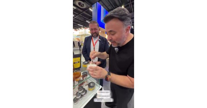 Firari FETÖ’cü, Almanya’da Adana’dan gelen firmanın balını tanıttı