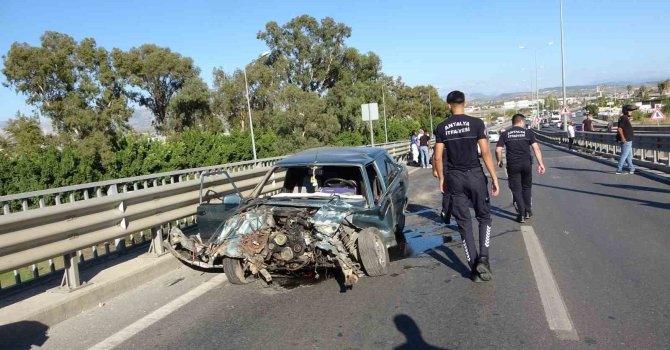 Bariyerlere çarpan Tofaş hurdaya döndü, etrafa saçılan parçaları başka sürücüyü de yaraladı