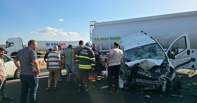 Tankerle, hafif ticari araç çarpıştı: 3 yaralı