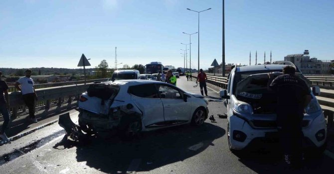 Antalya’da 4 araçlı zincirleme kaza