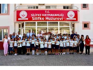 Öğrenciler, huzurevi sakinlerinin gönlüne dokundu