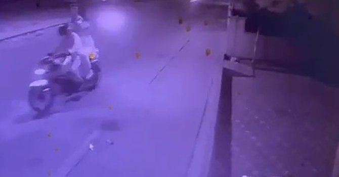 Motosikletli şüpheliler otomatik tabancayla berber dükkanına ateş açtı