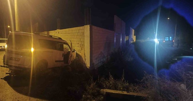 Adana’da iki hafif ticari araç çarpıştı: 1 ölü, 2 yaralı