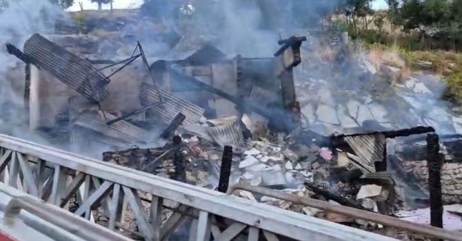 Yangın çıkan ev çöktü, iki kardeş enkaz altında aranıyor