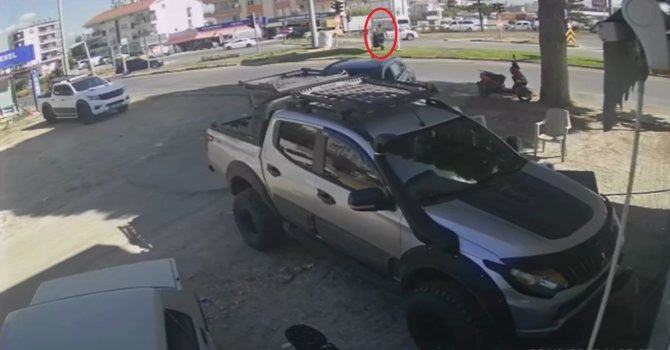 Tur minibüsü levhaya çarptı, temizlik işçisi saniyelerle ölümden döndü