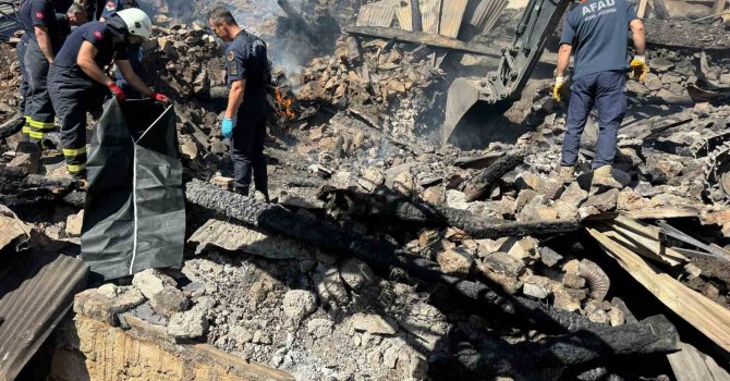 Yangında çöken evdeki 2 kardeşin ceset kalıntıları bulunarak adli tıpa gönderildi
