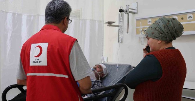 Yangında kardeşleri ölen, camdan atlayarak kurtulan engelli ağabeyin tedavisi sürüyor