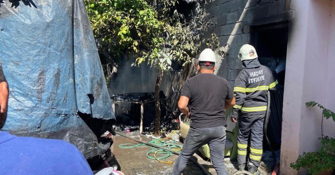 Dörtyol’da züccaciye deposu yandı