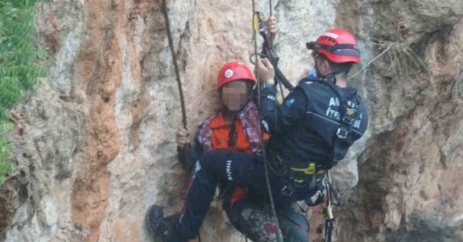 Falezlerde mahsur kalan kadın itfaiyenin zorlu operasyonuyla kurtarıldı
