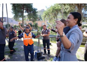 Sokakları tertemiz yaptılar, prim alınca davul zurnayla teşekkür ettiler