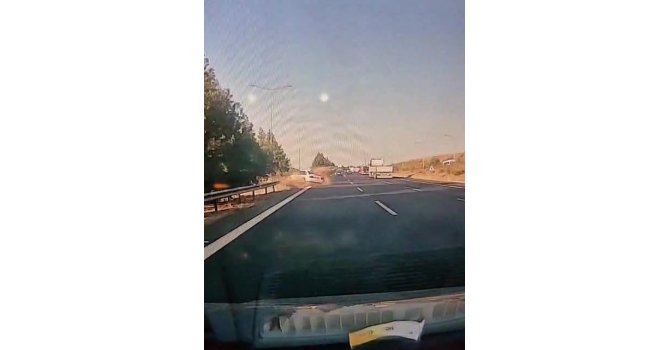Kontrolden çıkan otomobilin bariyerlere çarpma anı görüntülendi