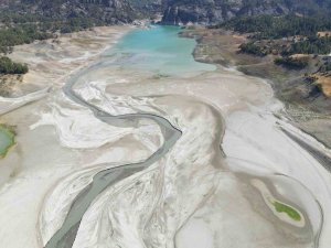 Dron kamerası kuraklığı gözler önüne serdi: Barajda sular çekildi, köylüler acur ekti