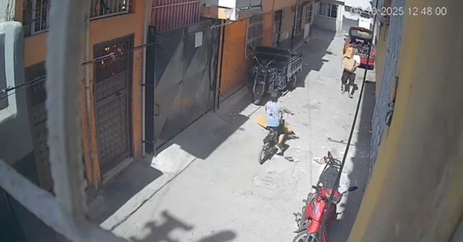 O anlar kamerada: Sokakta üzerine karton örten çocuk ölümden döndü