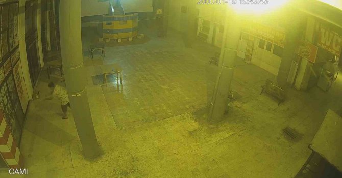 Hırsızlık anları kamerada: Parası bitince iş yeri soyan şüpheli tutuklandı