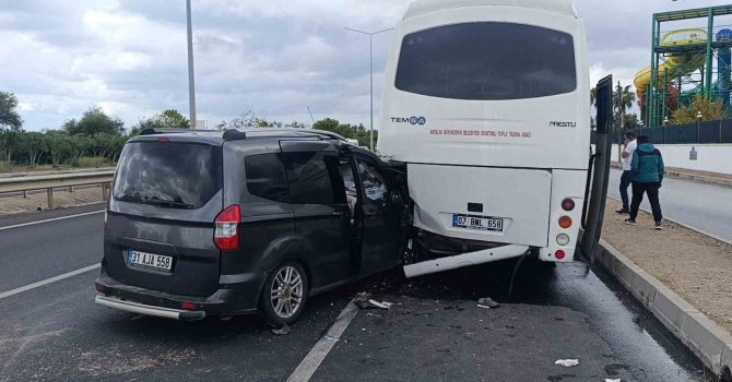 Antalya’da hafif ticari araç midibüse çarptı: 1’i ağır 2 yaralı