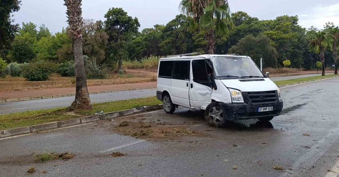 Kontrolden çıkan kamyonet palmiye ağacına çarptı: Kaza anı kamerada