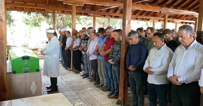 Mersin’deki işçi servisi kazasında hayatını kaybedenler toprağa verildi