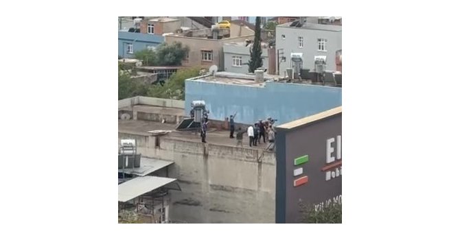 Ailesini rehin alıp bıçak çekti, özel harekat polisi bacağından vurdu