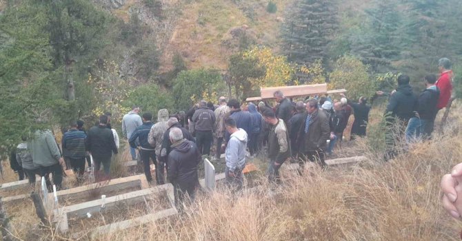 Yangında ölen yaşlı iki kardeşin cenazesi tek tabutla getirildi, aynı mezara defnedildi