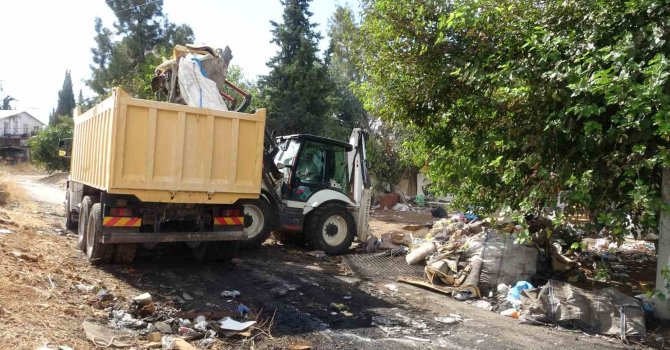 Antalya’da atık malzemelerin istiflendiği 8 noktadan 30 kamyon çöp çıktı