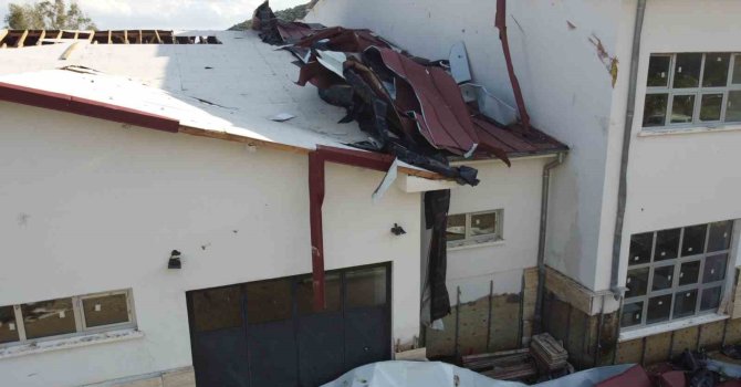 Hortum öğrenciler içerideyken okulu vurdu, çatıyı uçurdu, ağaçları devirdi