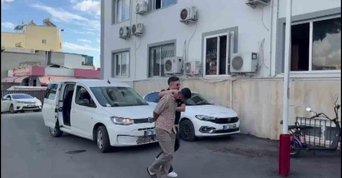 Polis süsü verip çakarla gezdi, havaya ateş açıp çocukların üzerini aradı