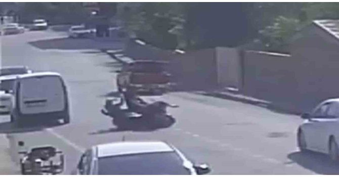 Motosikletlerin kafa kafaya çarpıştığı kazada 3 kişinin yere savrulduğu anlar kameraya yansıdı