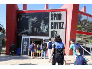 Mersin’de polis desteğiyle çocuklara yüzme eğitimi verildi