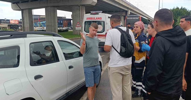 Otobüsün çarptığı otomobilin hafif yaralı sürücüsü, ailesini yalnız bırakmamak için hastaneye gitmedi