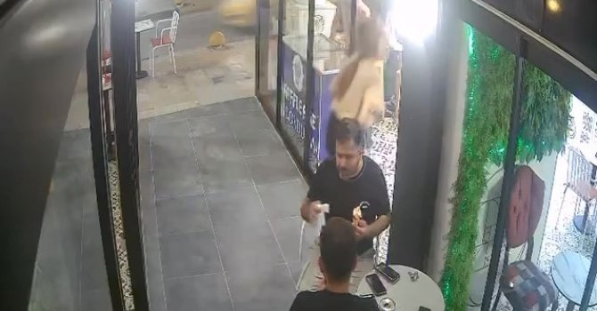 Dikkatsizliğiyle cam kapıya çarpan kadın personelin yere savrulduğu anlar kamerada