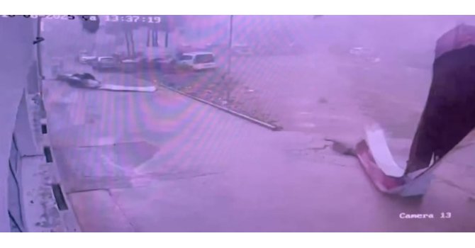 Adana’da hortum okulun çatısını uçurdu, o anlar güvenlik kamerasına yansıdı