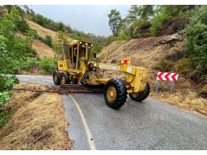 Antalya Büyükşehir Belediyesi ekiplerinden yağmur mesaisi