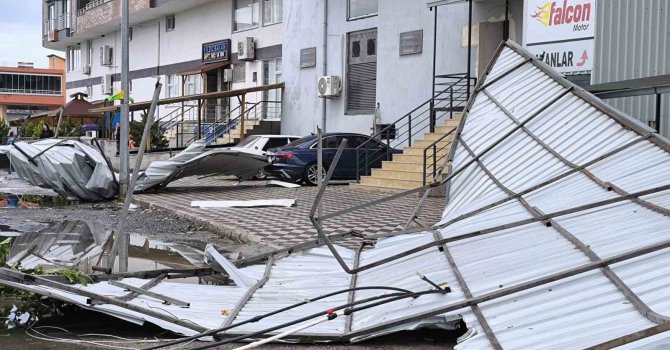Hatay’da fırtınada uçan çatı 2 araca zarar verdi