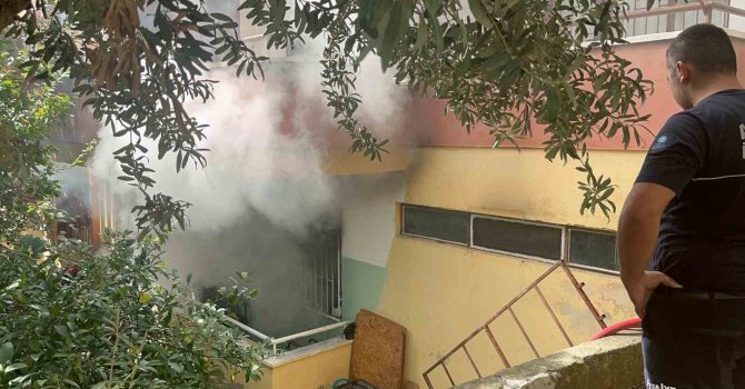 Alanya’da 4 katlı binadaki yangın korkuttu