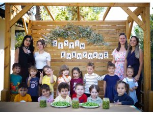 Ekiplerin topladığı zeytinleri minikler işledi