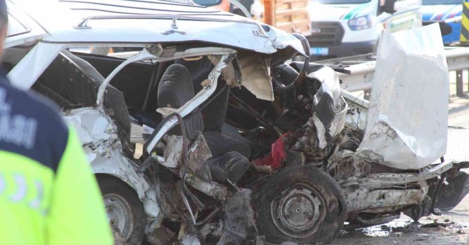 Mersin’de otomobil beton bariyere çarptı: 2 ölü