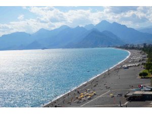 Antalya’da güneş yeniden yüzünü gösterdi, sahiller doldu