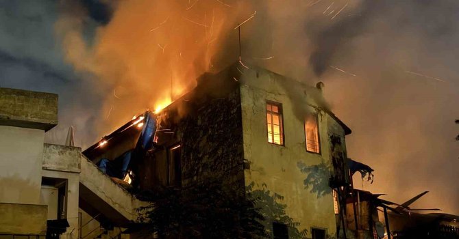 Tarsus’ta iş yerinde çıkan yangın 2 binaya sıçradı