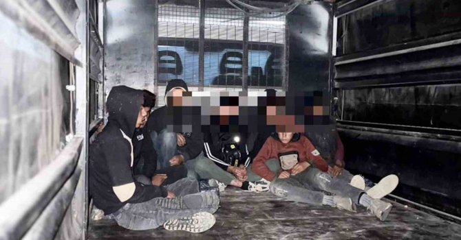 Kamyonet kasasında taşınan 8 göçmen yakalandı
