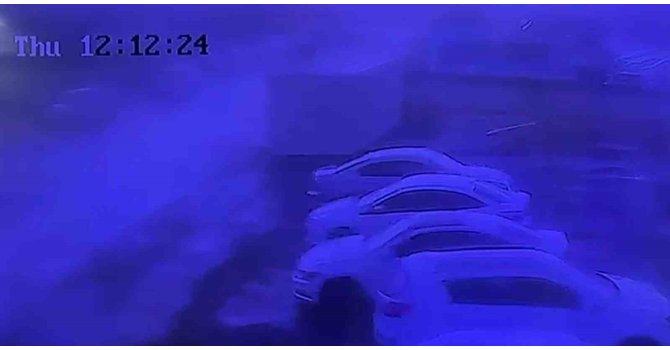 Fırtınanın konteyner ekmek büfesini ve çatıyı uçurduğu anlar kameraya yansıdı