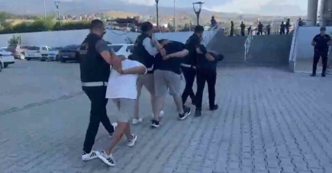 Arsuz’da kasten yaralama olayı şüphelisi 4 kişi yakalandı