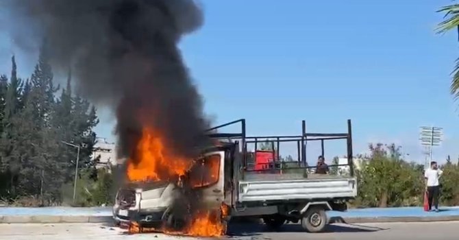 Adana’da kamyonet alev alev yandı