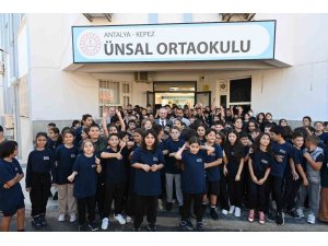 Başkan Kocagöz çeşme talebini yerine getirdi, öğrencilerle birlikte fidan dikti